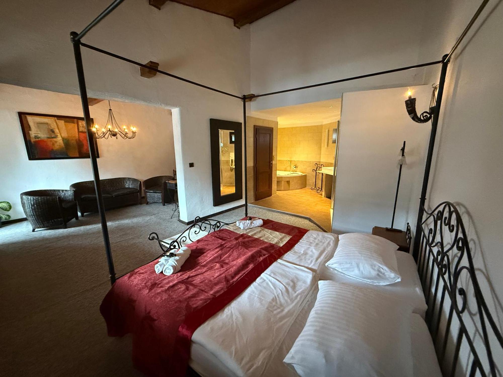 Hotel Plzensky Dvur Frýdek-Místek Buitenkant foto