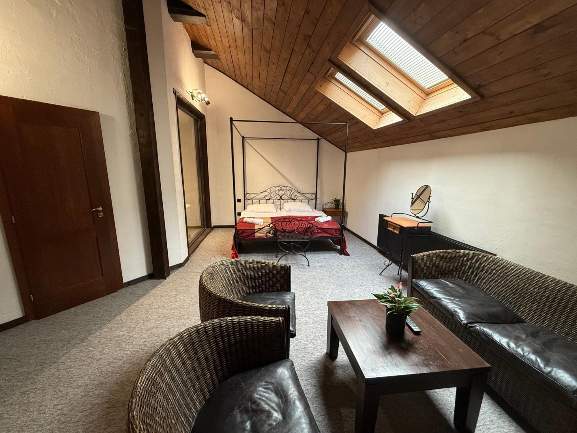 Hotel Plzensky Dvur Frýdek-Místek Buitenkant foto