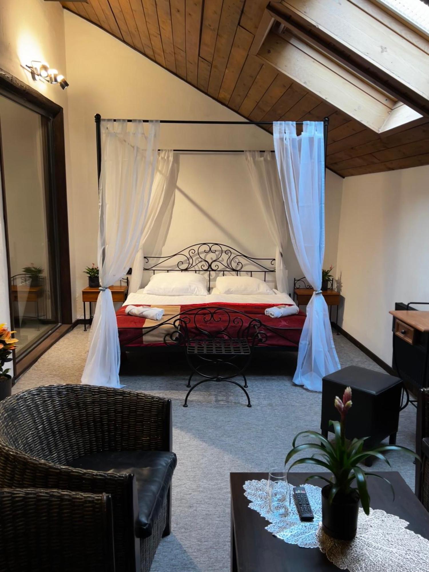 Hotel Plzensky Dvur Frýdek-Místek Buitenkant foto