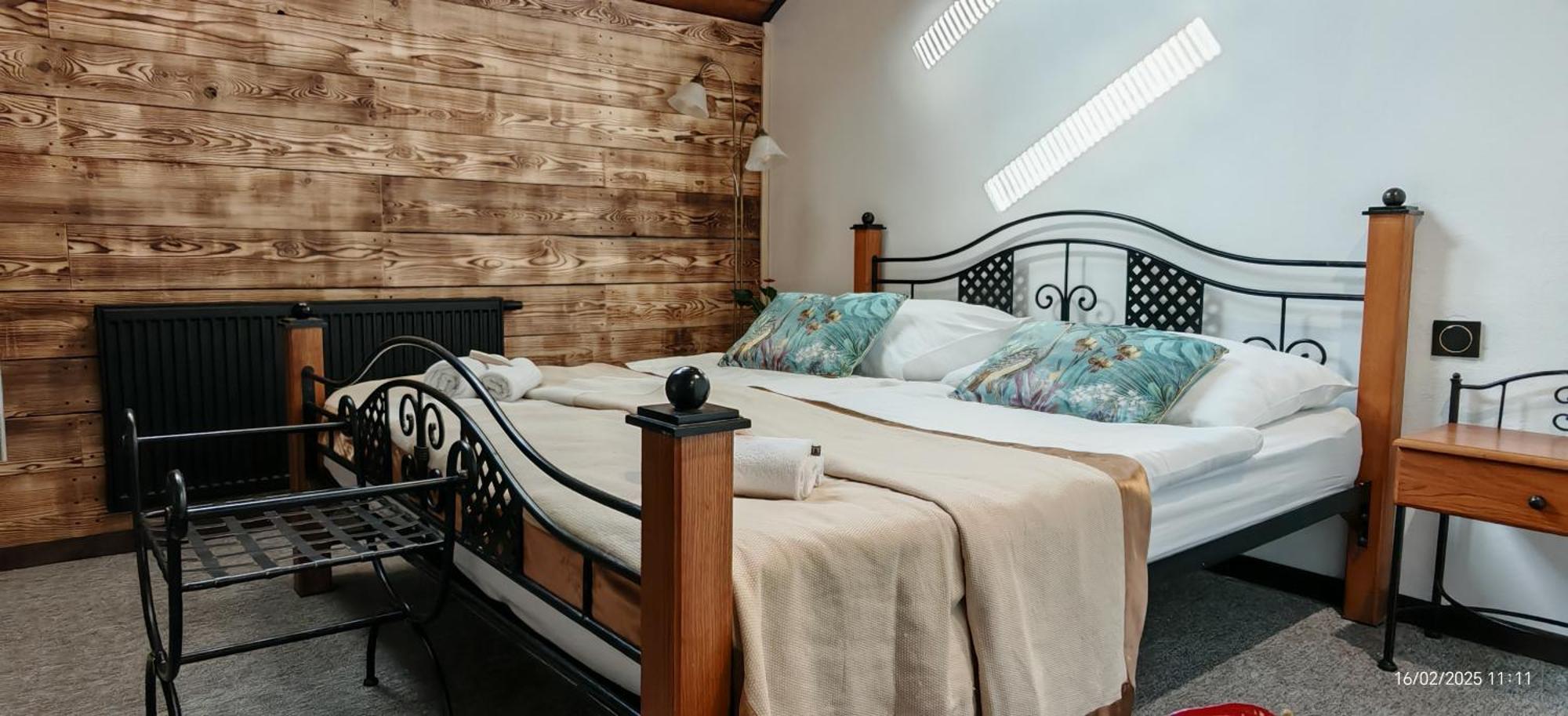 Hotel Plzensky Dvur Frýdek-Místek Buitenkant foto