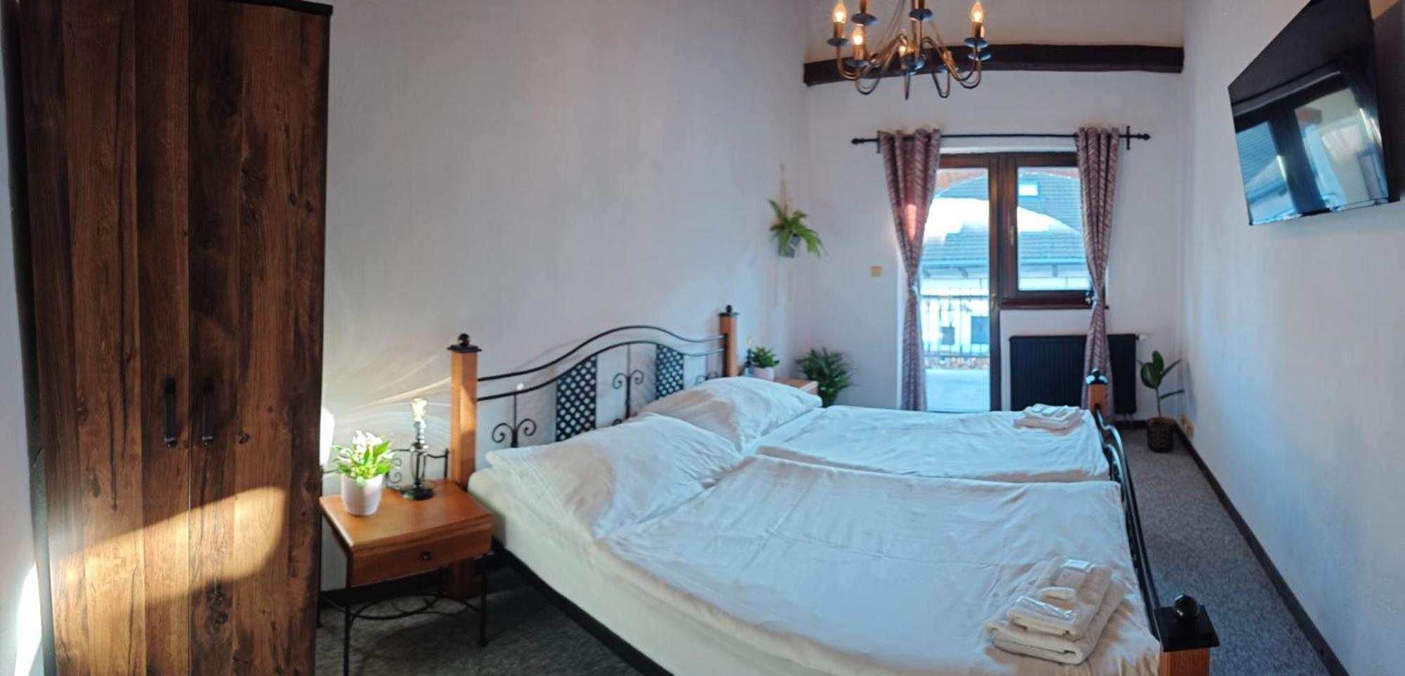 Hotel Plzensky Dvur Frýdek-Místek Buitenkant foto